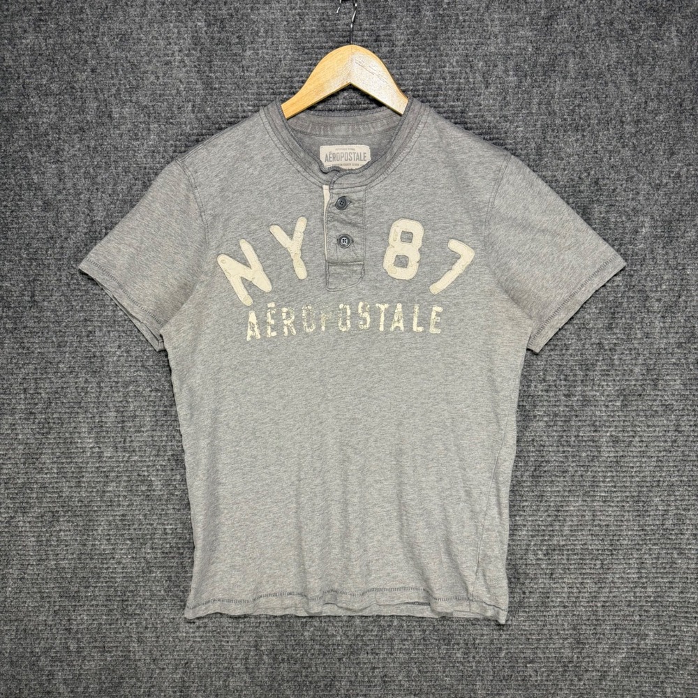 Y2K Aeropostale Mens Gray Short Sleeve Henley Shirt NY 87 Applique Size M